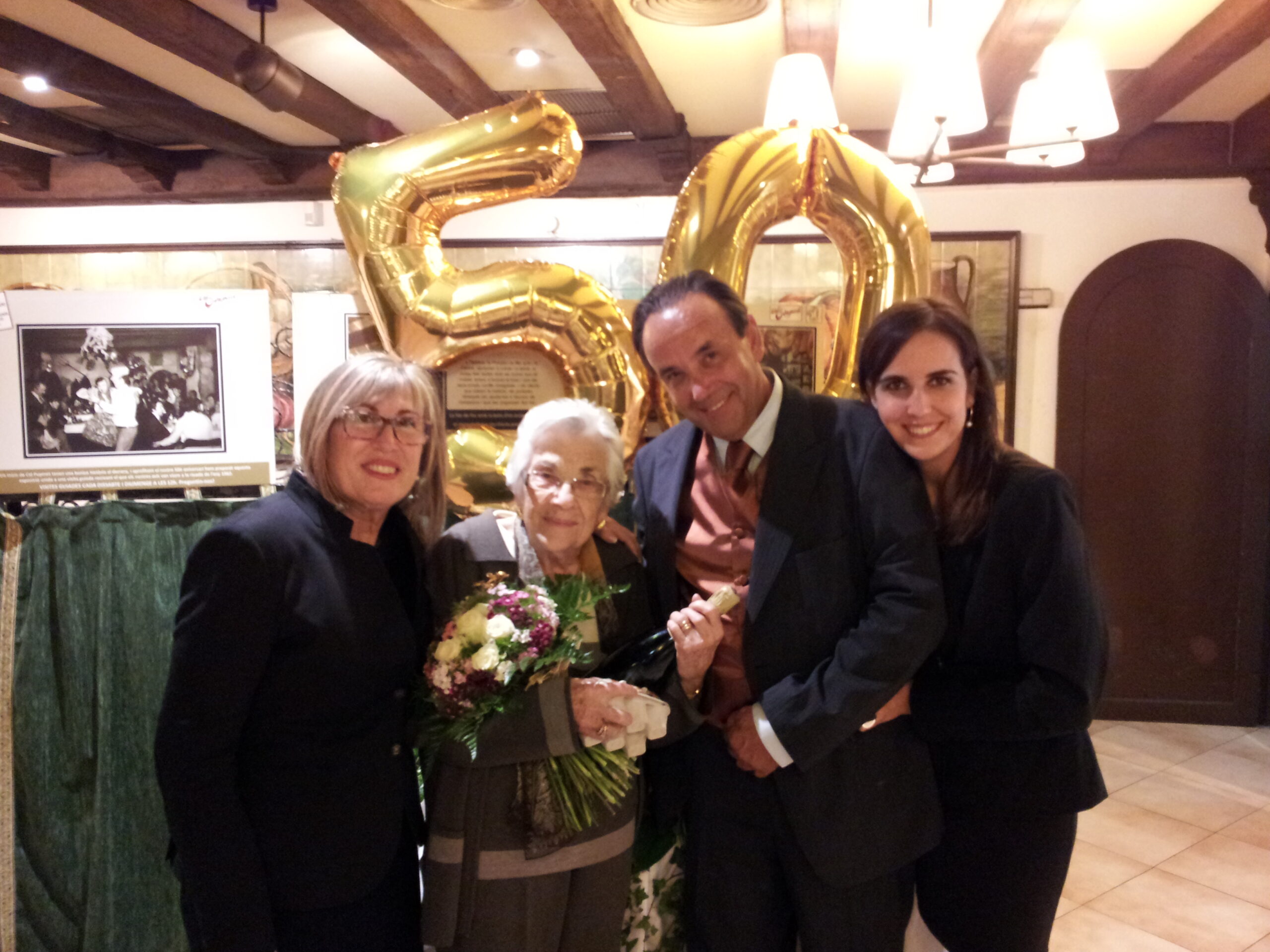 User comments La família de Cal Pupinet celebrant els 50 anys de la casa