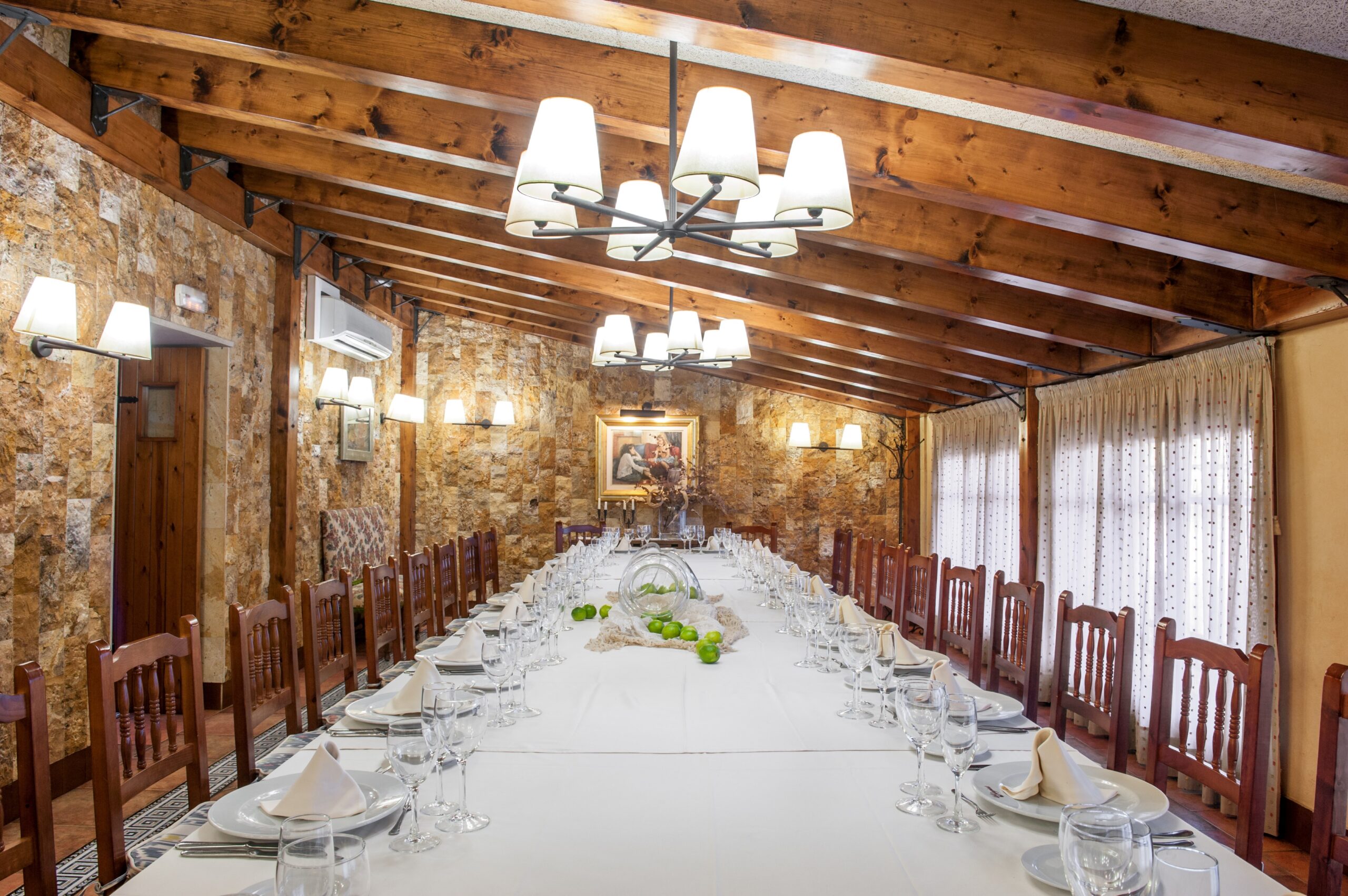 La Sala, amb parets de pedra, bigues de fusta i una taula llarga parada