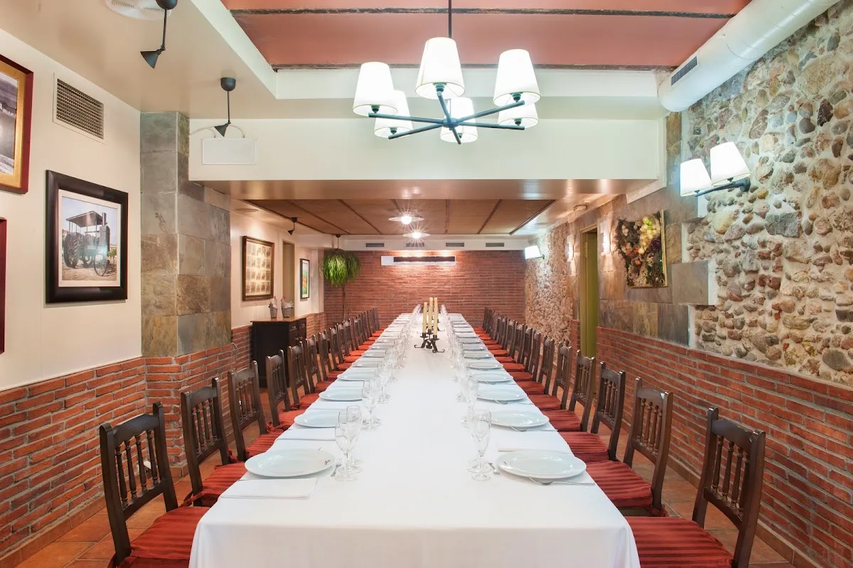 menjador-el-balco-imperial Comedor El Balcó de Cal Pupinet con una mesa imperial larga preparada