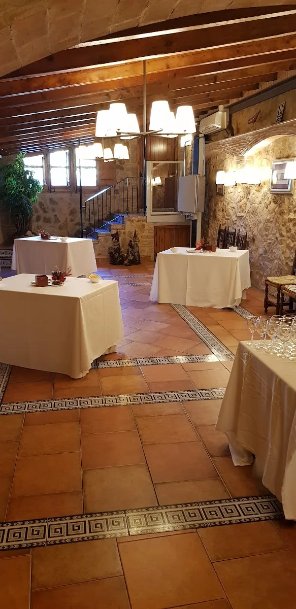 sala-les-basses Salón privado Les Basses de Cal Pupinet, con una mesa imperial