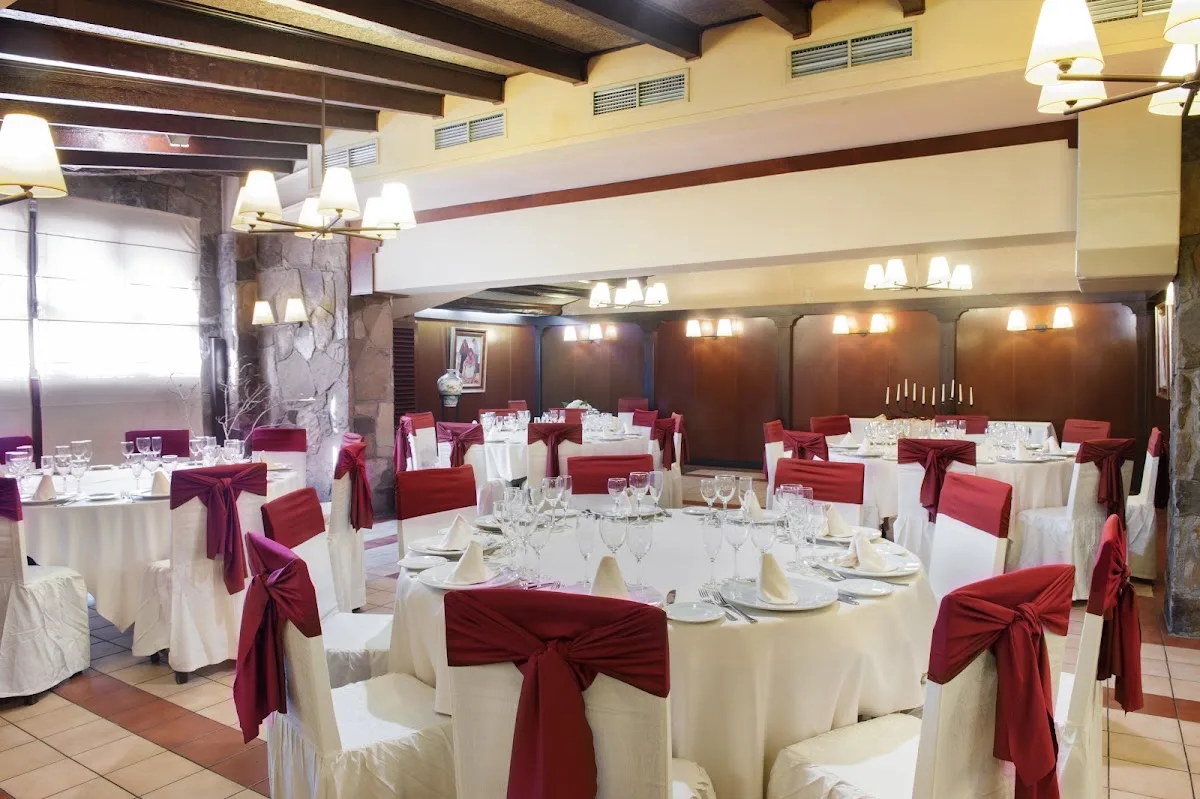 salo-paissa-1-i-el-raco Salón Païssa 1 y El Racó de Cal Pupinet con mesas redondas de banquete